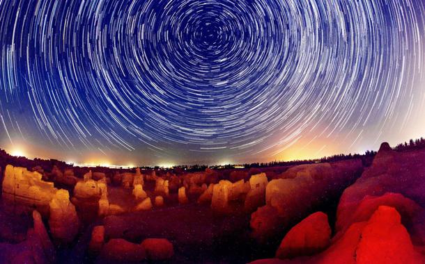 Vista do céu estrelado sobre a antiga cidade de Jiaohe, em Turpan, na Região Autônoma de Xinjiang Uigur, no noroeste da China, em 22 de julho, 2015