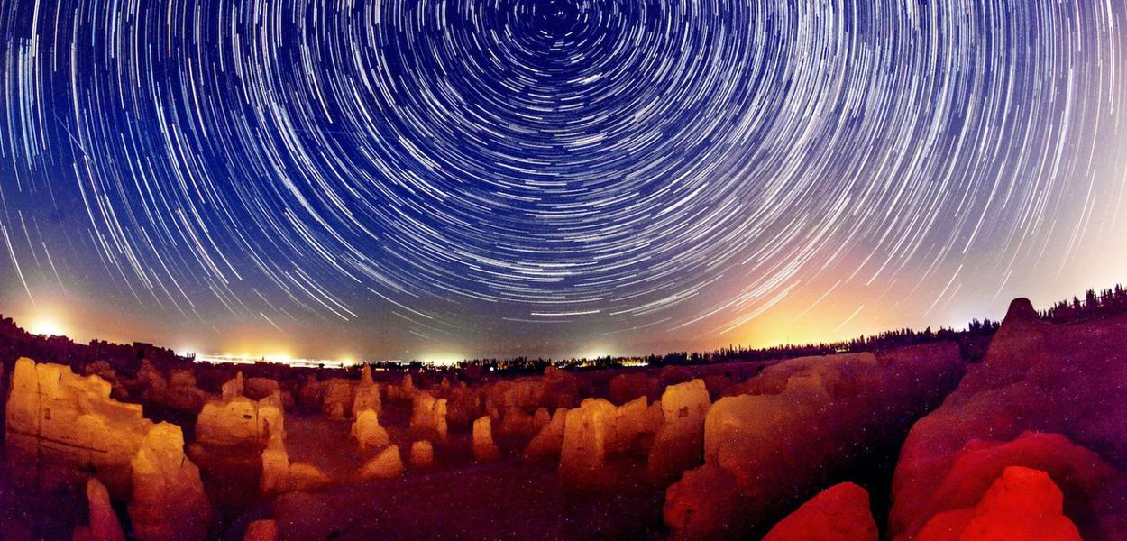 Vista do céu estrelado sobre a antiga cidade de Jiaohe, em Turpan, na Região Autônoma de Xinjiang Uigur, no noroeste da China, em 22 de julho, 2015