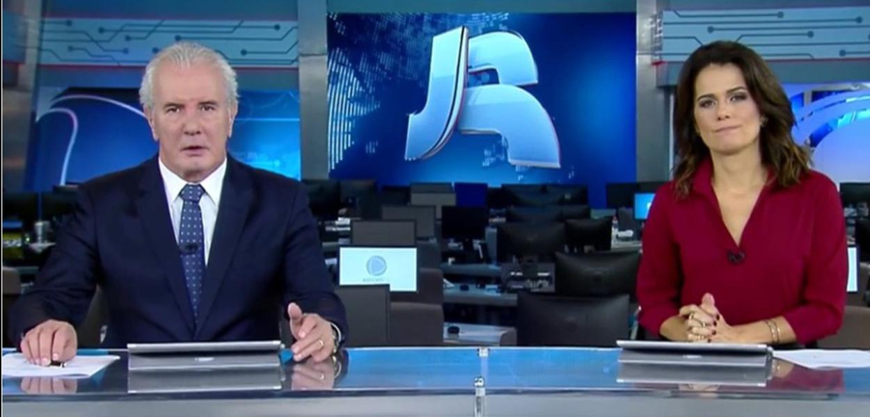 Jornalistas Celso Freitas e Adriana Araújo no Jornal da Record de 11 de junho de 2019