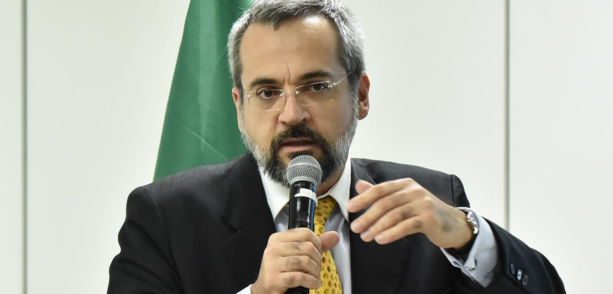 Ministro Weintraub tenta interditar o pai, para impedir herança para mãe