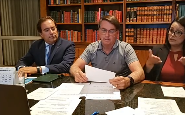 Jair Bolsonaro e pessoas de máscara