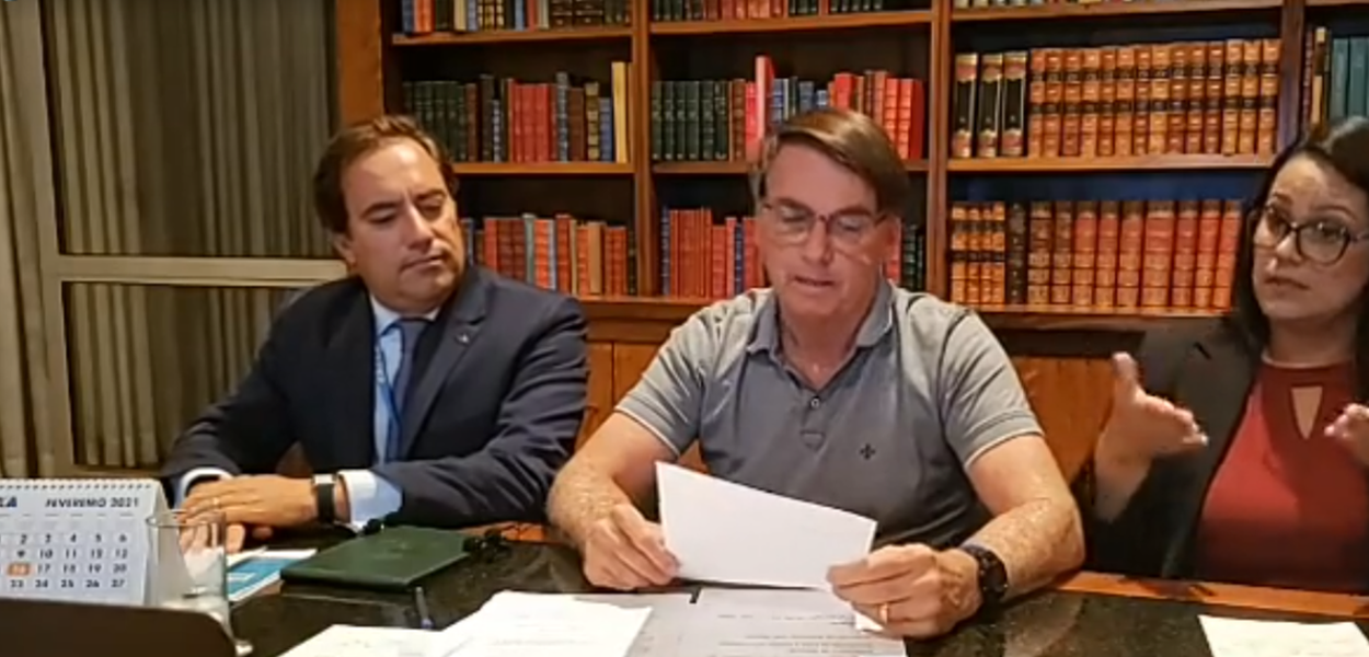Jair Bolsonaro e pessoas de máscara