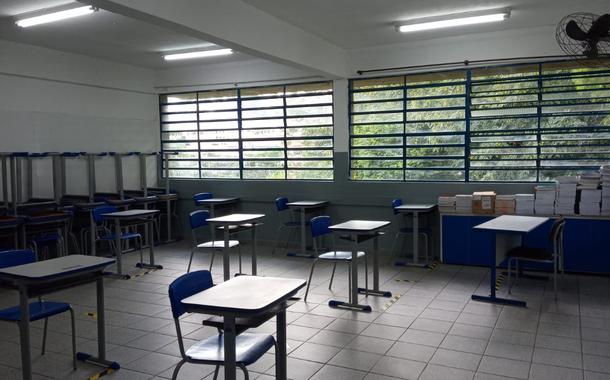 As janelas na escola que Lucíola trabalha: várias emperradas, impedindo circulação