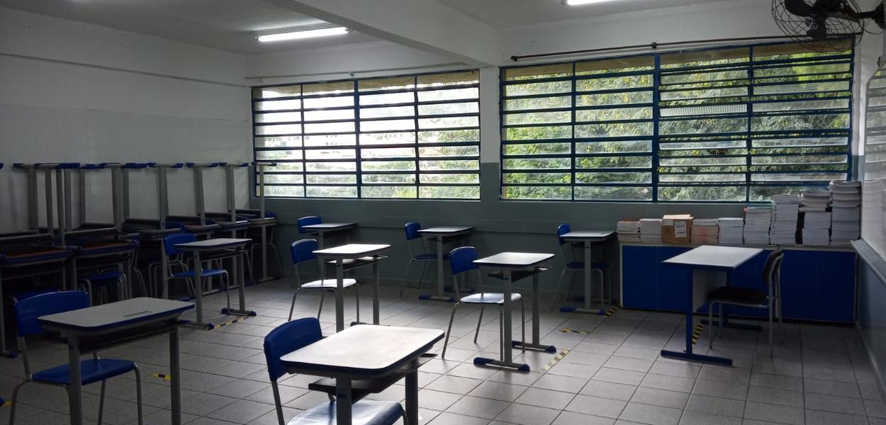 As janelas na escola que Lucíola trabalha: várias emperradas, impedindo circulação