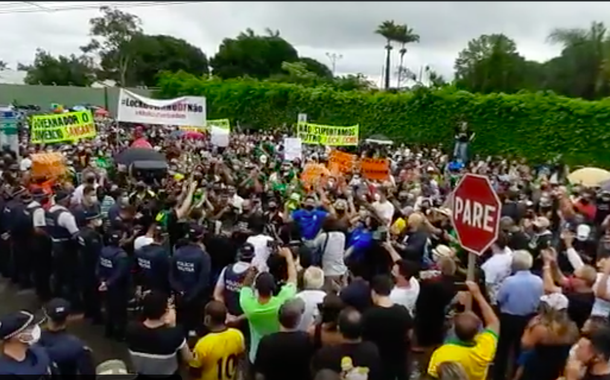 Protesto em frente à casa de Ibaneis Rocha