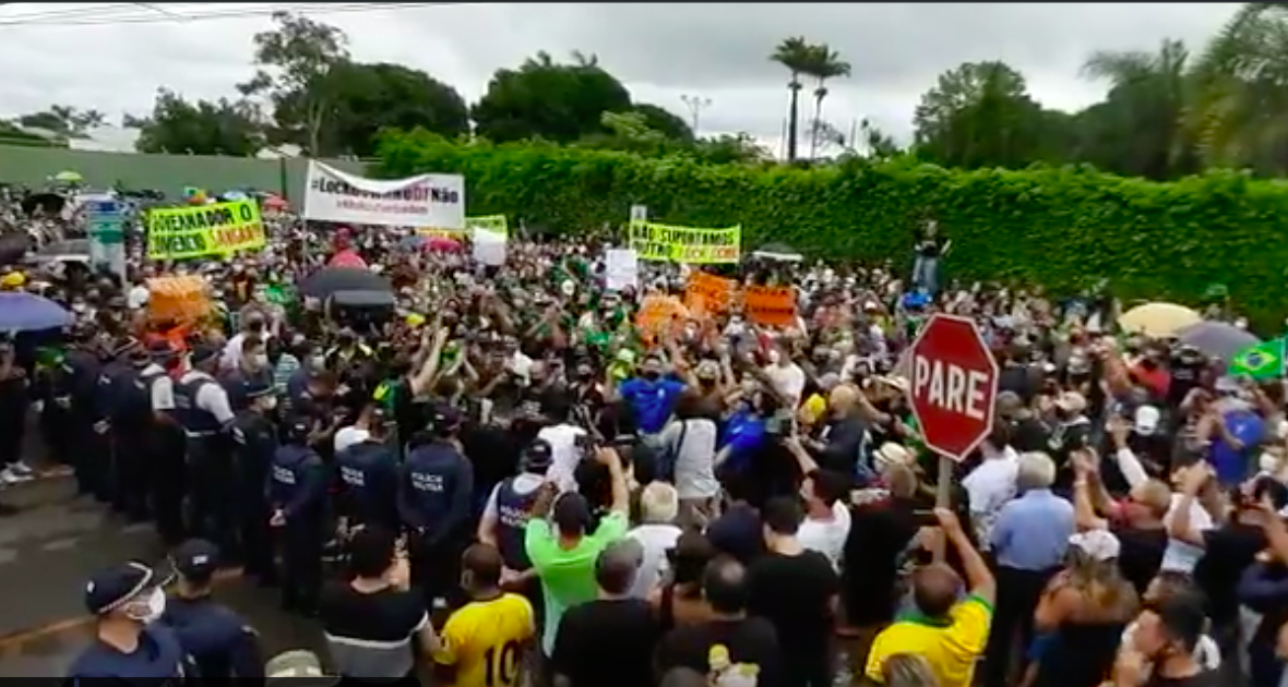 Protesto em frente à casa de Ibaneis Rocha