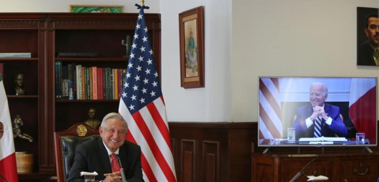 Os presidentes López Obrador e Joe Biden em videoconferência