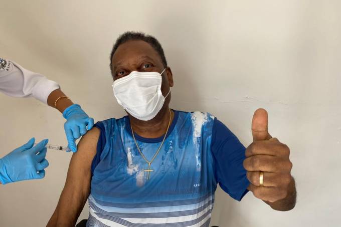 Pelé sendo vacinado contra a Covid-19