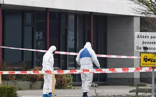 Investigadores trabalham no local onde houve a explosão perto de um centro de exames de Covid-19 na Holanda.