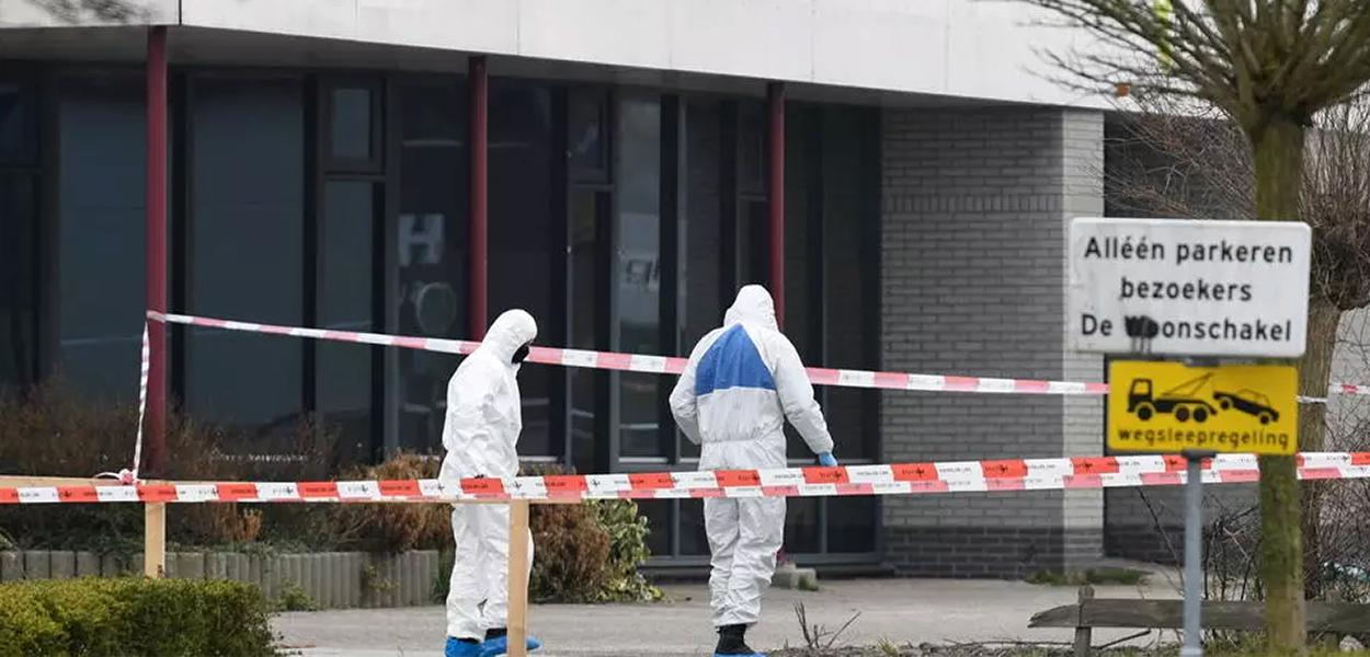 Investigadores trabalham no local onde houve a explosão perto de um centro de exames de Covid-19 na Holanda.