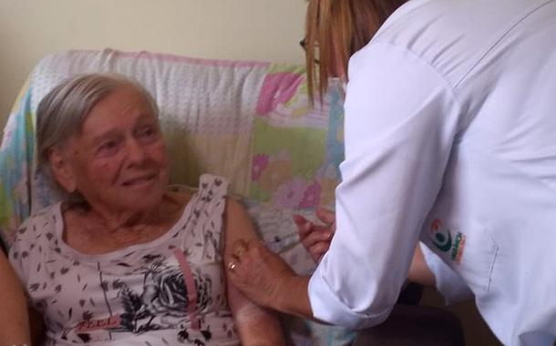 Olinda Bunturi Bolsonaro, de 93 anos, recebeu a segunda dose do imunizante CoronaVac.