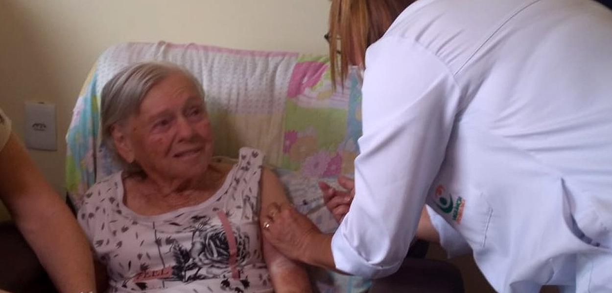 Olinda Bunturi Bolsonaro, de 93 anos, recebeu a segunda dose do imunizante CoronaVac.