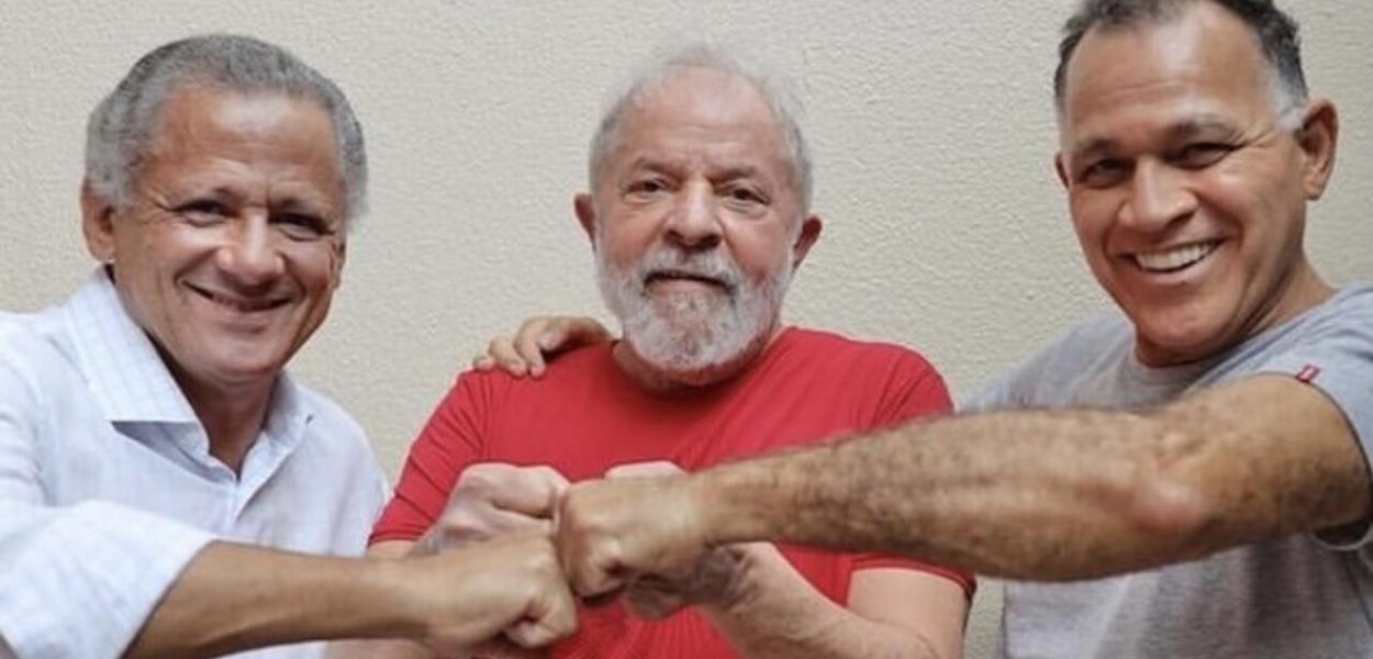 O ex-presidente Lula no dia do julgamento da suspeição de Moro ao lado dos advogados Luiz Carlos da Rocha (esq.) e Manoel Caetano (dir.)