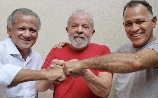 O ex-presidente Lula no dia do julgamento da suspeição de Moro ao lado dos advogados Luiz Carlos da Rocha (esq.) e Manoel Caetano (dir.)