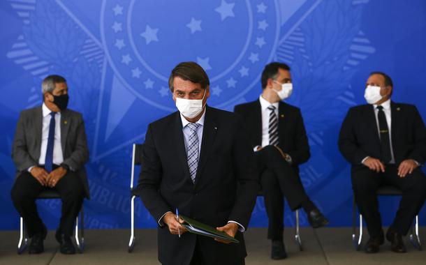 Jair Bolsonaro durante cerimônia para sanção dos projetos que ampliam a aquisição de vacinas