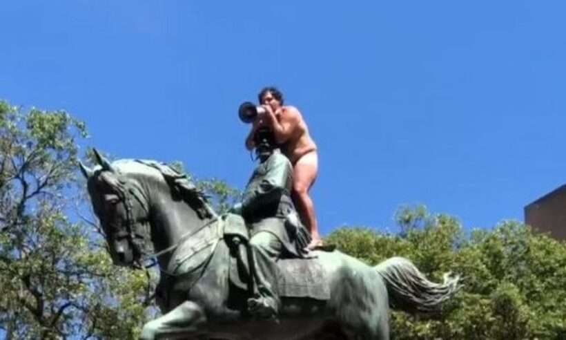 Homem nu em estátua no Rio pede vacina contra a Covid-19