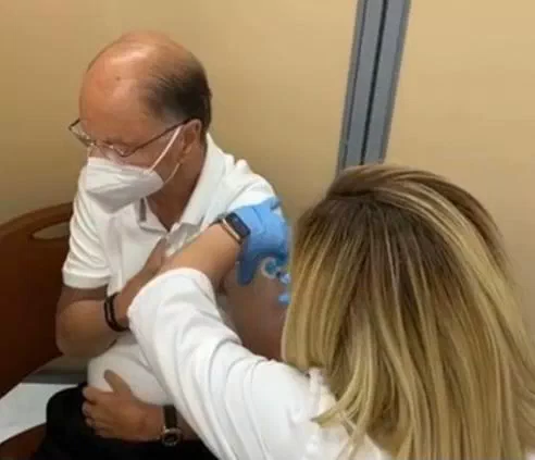 Edir Macedo sendo vacinado