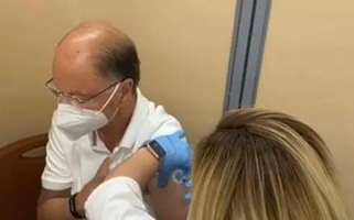 Edir Macedo sendo vacinado