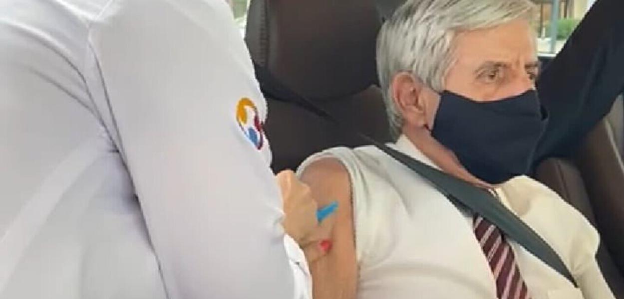 O ministro Augusto Heleno não revelou de qual laboratório é a vacina contra Covid-19 que ele recebeu