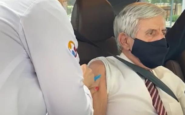 O ministro Augusto Heleno não revelou de qual laboratório é a vacina contra Covid-19 que ele recebeu
