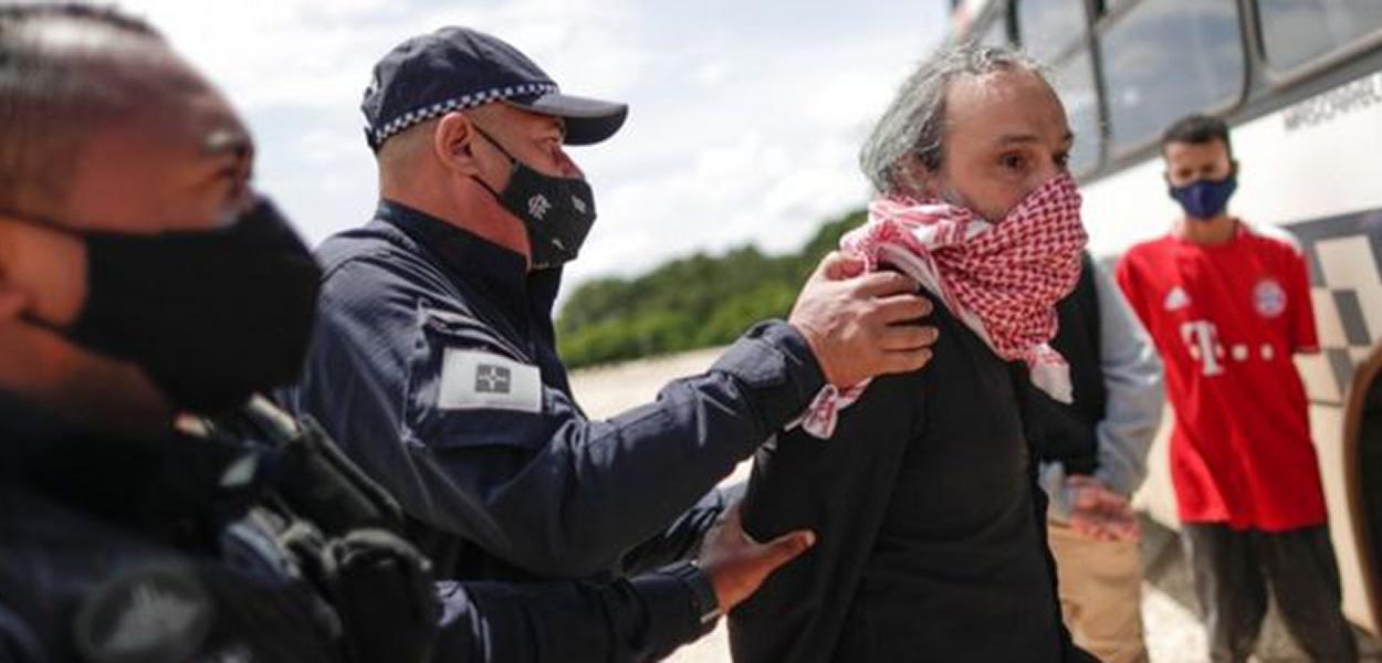 Manifestante é preso após fazer protesto contra Bolsonaro usando bandeira com suástica.