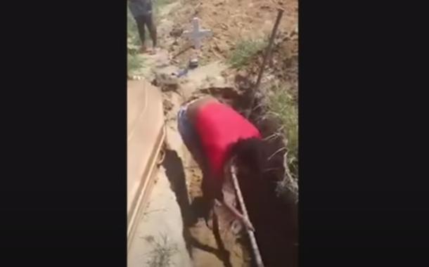 Família enterra própria mãe em Magé (RJ)