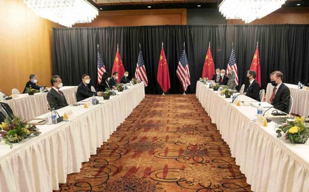 Delegações da China e dos EUA reunidas em Anchorage, Alasca