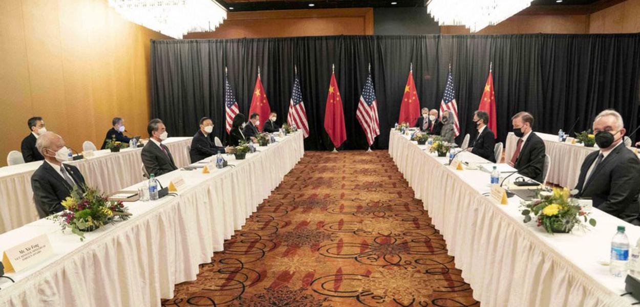 Delegações da China e dos EUA reunidas em Anchorage, Alasca