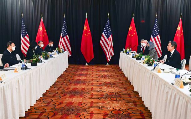 Autoridades de EUA e China durante reunião em Anchorage, no Alasca