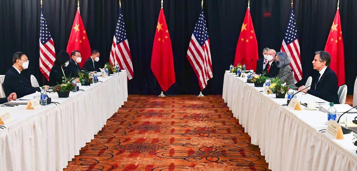 Autoridades de EUA e China durante reunião em Anchorage, no Alasca