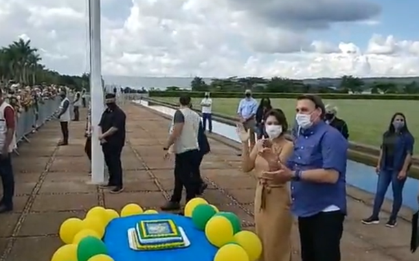 Jair Bolsonaro fala a apoiadores no dia do aniversário