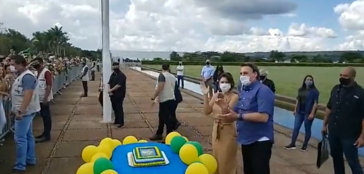 Jair Bolsonaro fala a apoiadores no dia do aniversário