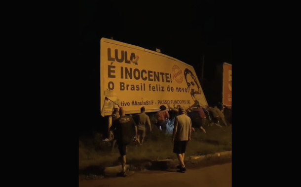 Bolsonaristas derrubam outdoor em defesa do ex-presidente Lula em Passo Fundo (RS)