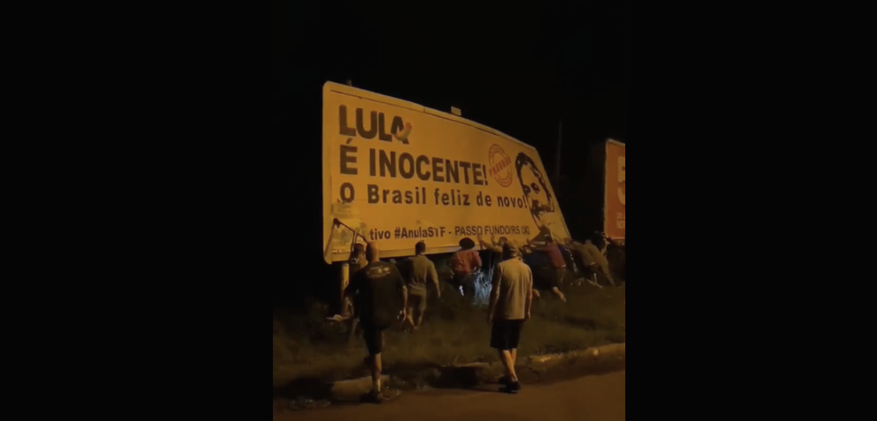 Bolsonaristas derrubam outdoor em defesa do ex-presidente Lula em Passo Fundo (RS)