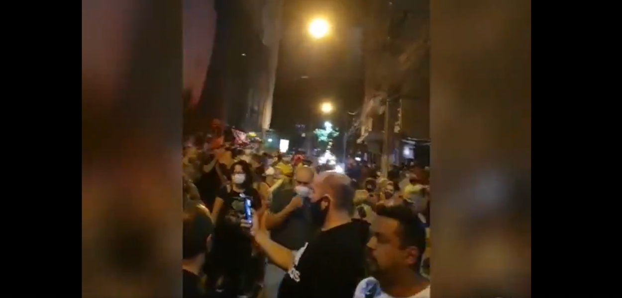 Protesto em frente à casa da prefeita de Juiz de Fora, Margarida Salomão