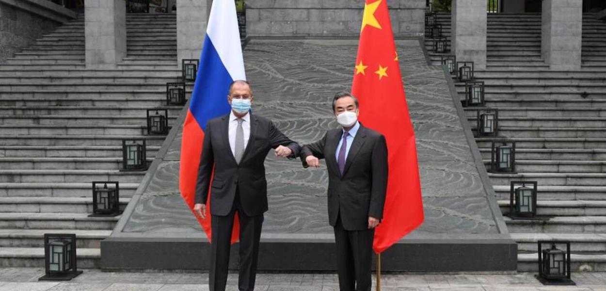 Os chanceleres de Rússia e China, Lavrov e Wang Yi