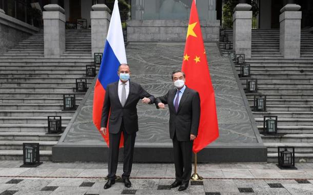 Os chanceleres de Rússia e China, Lavrov e Wang Yi