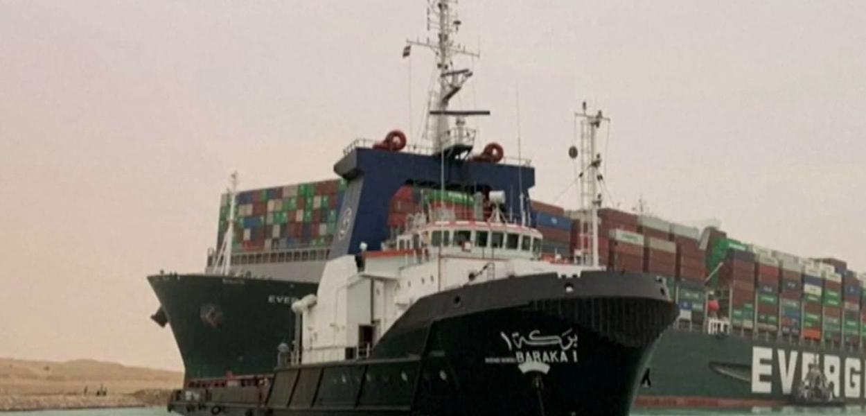 Um navio que encalhou no Canal do Suez, no Egito, saiu da China em direção à Holanda