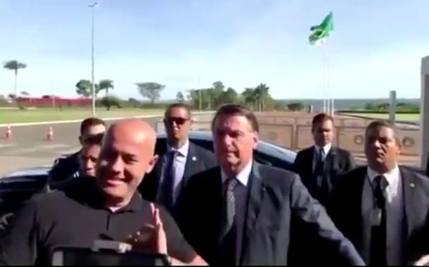 Fazendo gesto supremacista branco, apoiador tira foto com Jair Bolsonaro