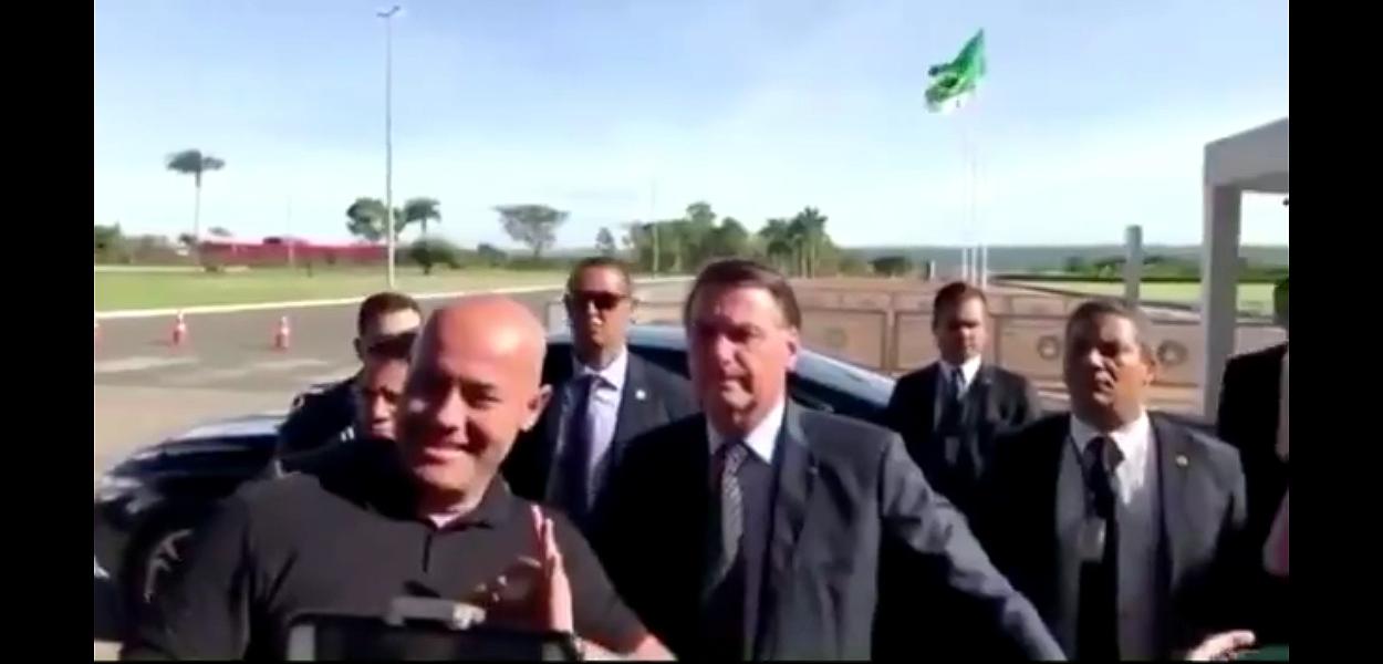 Fazendo gesto supremacista branco, apoiador tira foto com Jair Bolsonaro