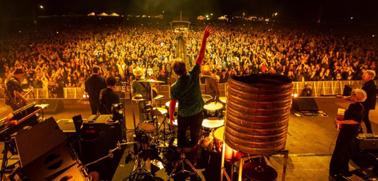 A banda australiana Midnight Oil realizou um show para 13 mil pessoas