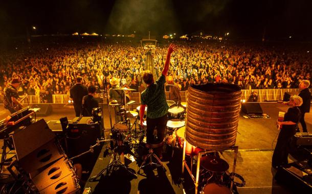 A banda australiana Midnight Oil realizou um show para 13 mil pessoas