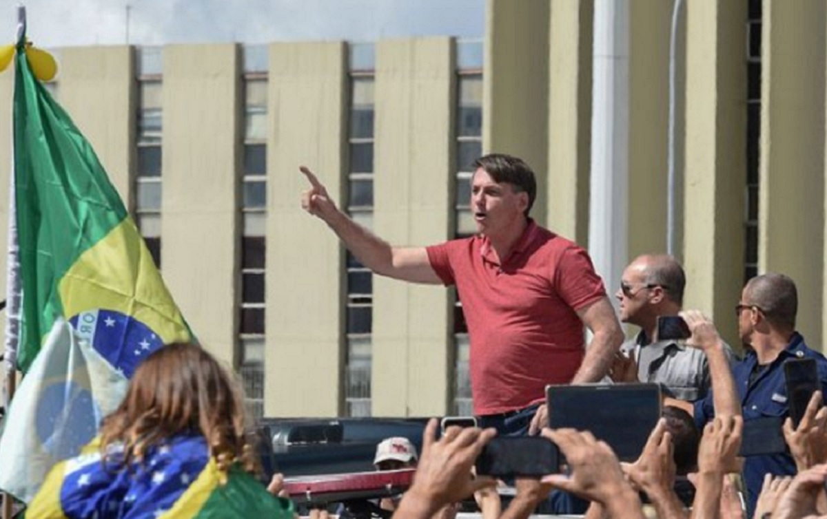 Bolsonaro discursou a apoiadores que pediram um novo AI-5