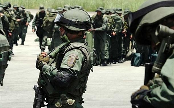 Exército venezuelano patrulha fronteira com Colômbia