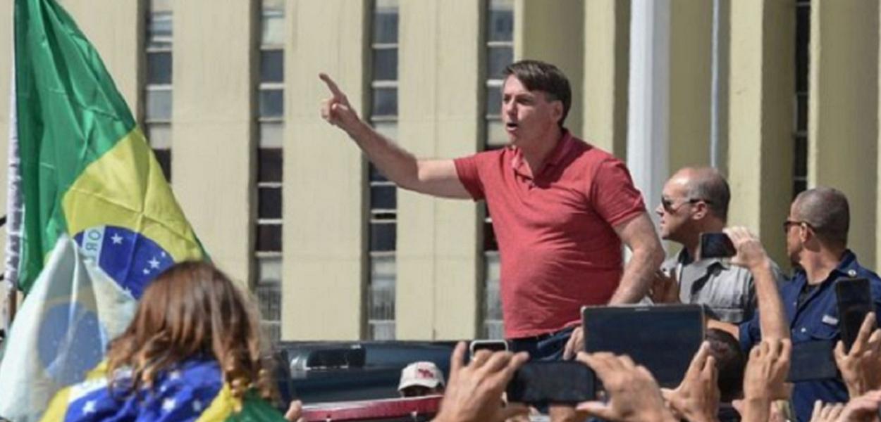 Bolsonaro discursou a apoiadores que pediram um novo AI-5