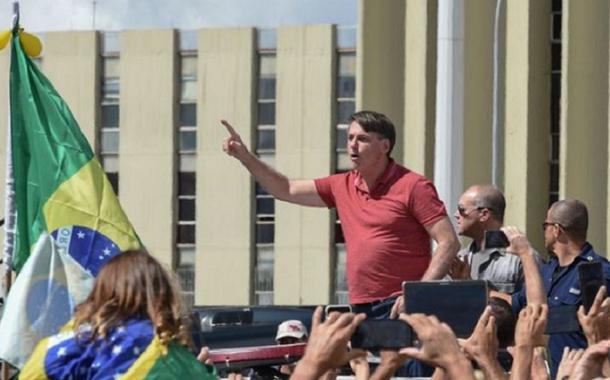 Bolsonaro discursou a apoiadores que pediram um novo AI-5