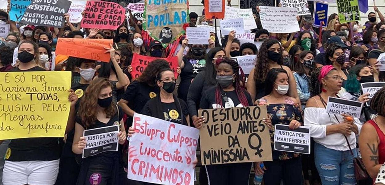 Protestos cobrando política de combate à violência contra a mulher