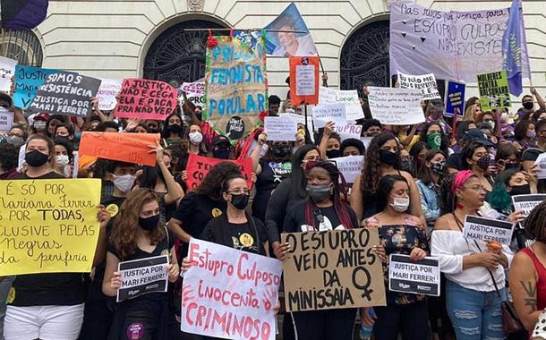 Protestos cobrando política de combate à violência contra a mulher