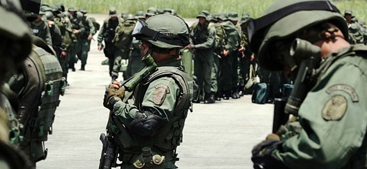 O Exército venezuelano enfrenta grupos paramilitares colombianos