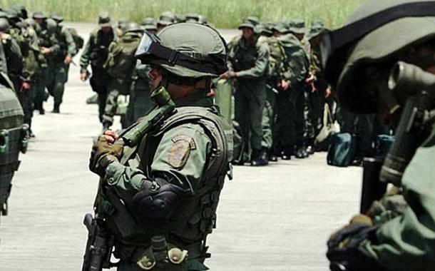 O Exército venezuelano enfrenta grupos paramilitares colombianos